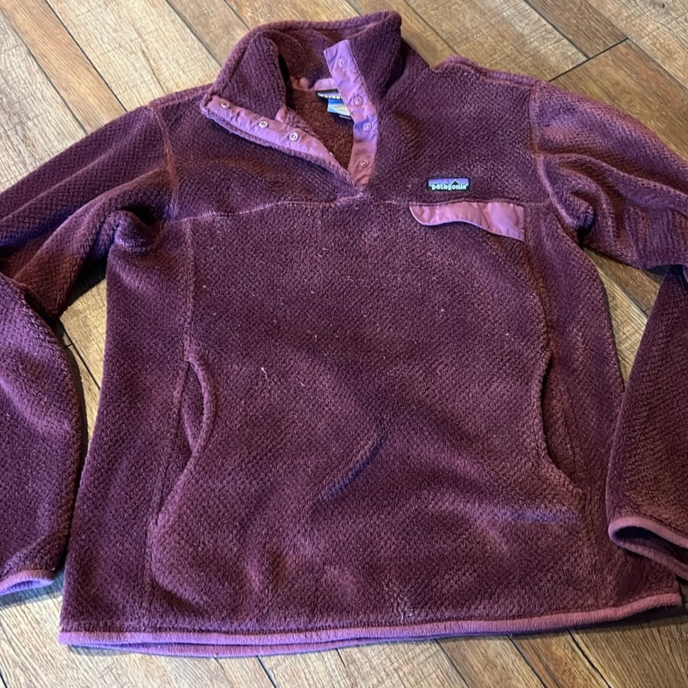 Patagonia Polartec, women’s fleece snap size medium. Burgundy color.